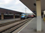 Die schwedische EM-Lok verlt mit dem IC 403  Saris  nach Kosice den Wiener Westbahnhof. Charakteristisch sind die beiden  Bierwaggons  in der hinteren Zughlfte (21.3.2009).
